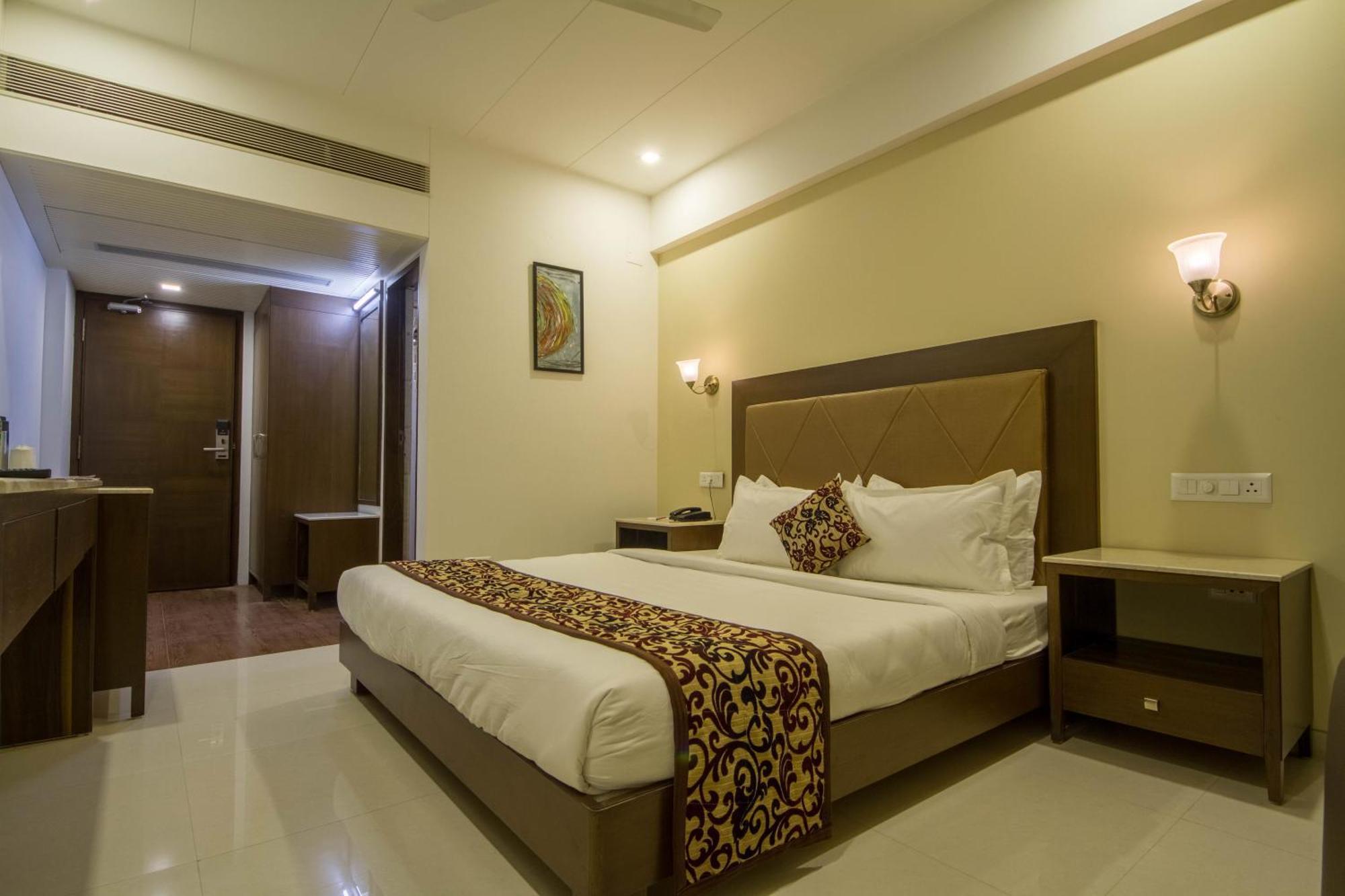 Tgv Hotel Amhedabad Dış mekan fotoğraf
